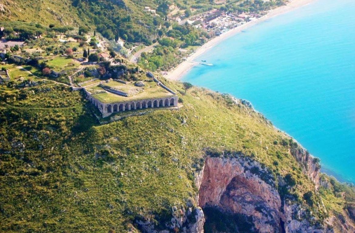 Incantevole Attico 1Minuto Dal Mare Wifi Netflix Terracina Luaran gambar